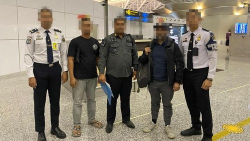 Warga WNA berinisial DD (38) dideportasi ke Belgia, Minggu (2/7/2023). DD dipulangkan ke negara asalnya lantaran overstay 322 hari.