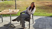 Selain Seoul, Wulan Guritno juga sempat menghabiskan liburan di Swiss. Begini gayanya ketika menikmati kopi dengan latar panorama gunung yang indah. Foto: Instagram @wulanguritno