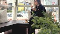 Tak hanya croissant, tapi Wulan Guritno juga memesan cheesecake. Ia menikmati kue dan pastry itu sambil minum kopi. Foto: Instagram @wulanguritno
