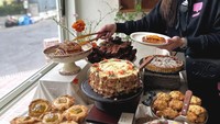 Korea Selatan dikenal memiliki beragam kafe yang estetik. Salah satunya dikunjungi oleh Wulan Guritno, di sana ia memesan pastry dan croissant. Foto: Instagram @wulanguritno