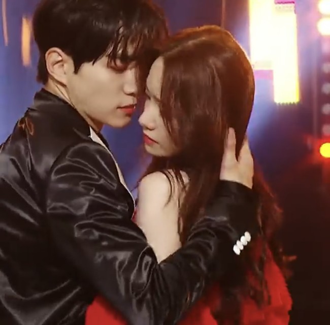 Sebelum drama Korea KIng the Land tayang, Yoona dan Junho menyapa publik sebagai MC acara penghargaan MBC Gayo Daejejon 2021. Bahkan menunjukkan tarian sensual di atas panggung dengan lagu Camila Cabello, Senorita. Foto: Instagram