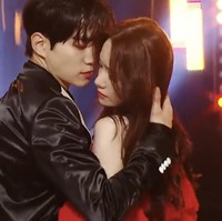 Sebelum drama Korea KIng the Land tayang, Yoona dan Junho menyapa publik sebagai MC acara penghargaan MBC Gayo Daejejon 2021. Bahkan menunjukkan tarian sensual di atas panggung dengan lagu Camila Cabello, Senorita. Foto: Instagram