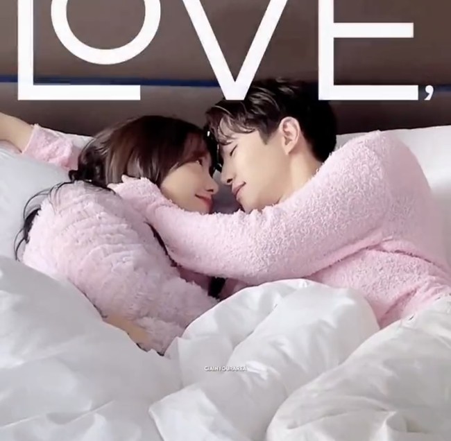 Yoona dan Junho juga terlihat mesra di sela-sela pemotretan bersama Allure Korea. Foto: Instagram