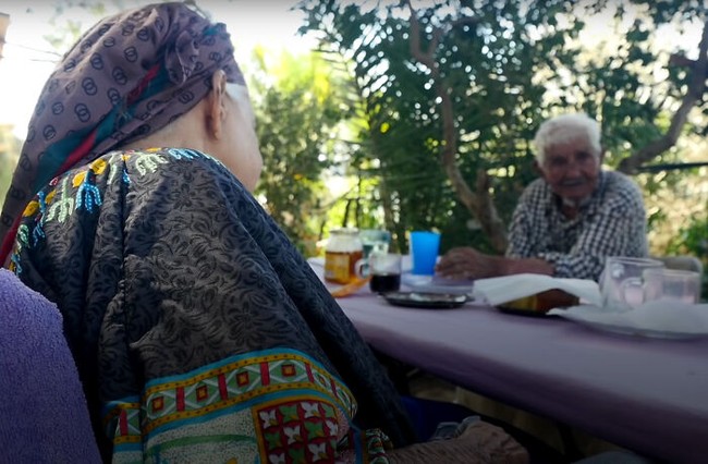 Menghadapi kesulitan hari demi hari tak memudarkan rasa cinta satu sama lain. Hubungan mereka justru semakin dekat dan romantis. Foto: Dok. BBC News