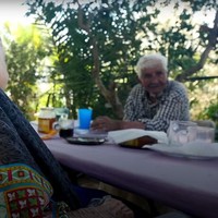 Menghadapi kesulitan hari demi hari tak memudarkan rasa cinta satu sama lain. Hubungan mereka justru semakin dekat dan romantis. Foto: Dok. BBC News