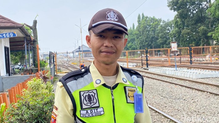 Adit Trimas Putra (27) sosok penjaga jalan lintasan (PJL) di pintu perlintasan Kiaracondong