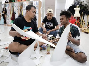 Intip Kegiatan Anak Muda Binaan BIN Rancang Busana Papua Street Carnival