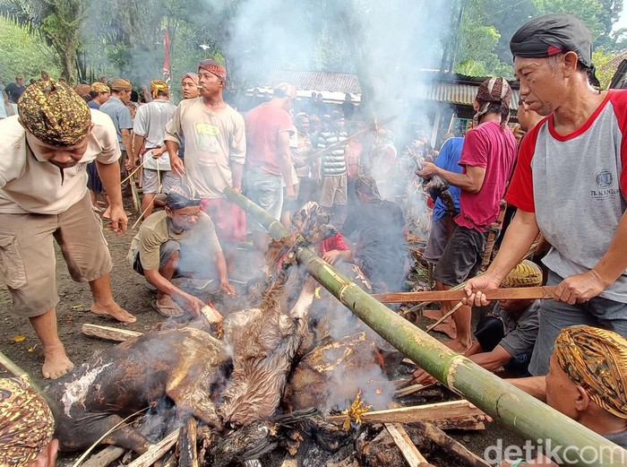 Anak Putu Banokeling saat menggelar ritual adat Unggahan sebelum memasuki bulan puasa di Desa Pekuncen, Kecamatan Jatilawang, Banyumas, Jumat (17/3/2023). Diunggah Selasa (4/7/2023).