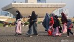 Anak Sekolah Masih Libur, Monas Ramai Meski di Hari Kerja