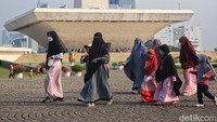Kebutuhan arena rekreasi yang murah dan nyaman mendorong kawasan Monas selalu ramai terutama di hari libur.  