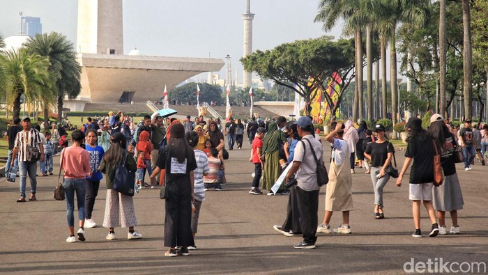 Anak Sekolah Masih Libur, Monas Ramai Meski di Hari Kerja Meski dihari kerja, Monumen Nasional (Monas) di Jakarta tetap ramai pengunjung. Hal ini karena anak-anak masih libur sekolah.