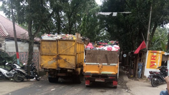 Antrean TPA Cipayung Depok (dok.ist)