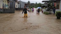Hujan yang mengguyur tiga kecamatan yaitu Kecamatan Polinggona, Watubangga dan Kecamatan Pomalaa Kolaka menyebabkan sejumlah sungai meluap dan merendam rumah warga, dan hingga saat ini masih dilakukan pendataan jumlah rumah rusak dan terendam.  