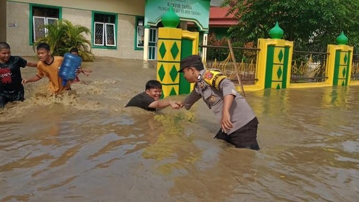 Banjir dan Longsor Terjang Kolaka Hujan yang mengguyur tiga kecamatan di Kolaka, Sulawesi Tenggara. Akibatnya sejumlah pemukiman terendam banjir dan jalan longsor.