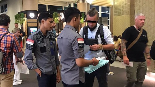 Rudenim Denpasar mendeportasi WN Rusia berinisial AT melalui Bandara Internasional I Gusti Ngurah Rai, Senin (3/7/2023). AT diusir setelah berbuat onar di Ubud, Gianyar.