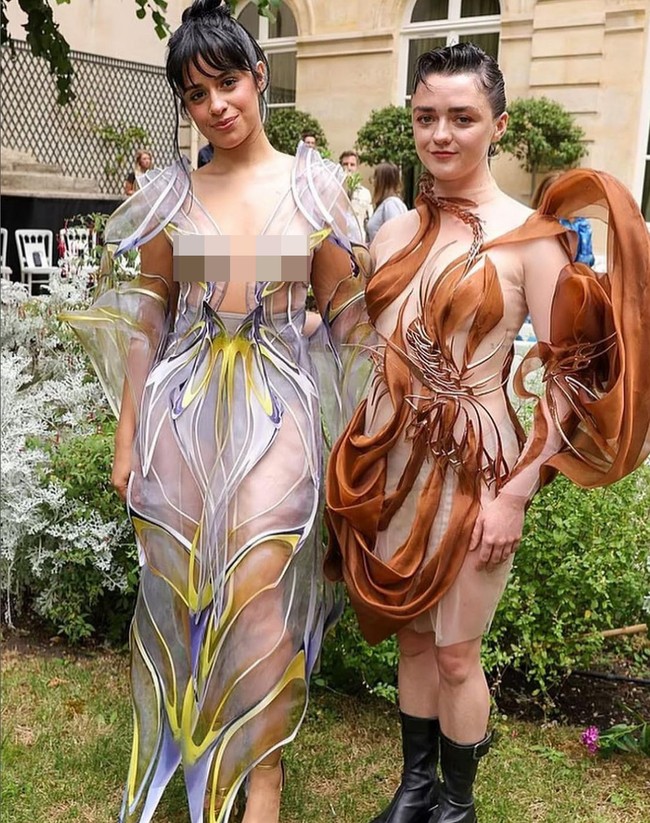 Dalam acara yang digelar bertepatan dengan Paris Fashion Week tersebut, Camila Cabello tampak berpose dengan aktris Maisie Williams yang juga mengenakan busana koleksi Iris van Herpen. Foto: Instagram/@camila_cabello @irisvanherpen