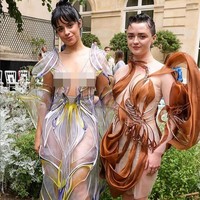 Dalam acara yang digelar bertepatan dengan Paris Fashion Week tersebut, Camila Cabello tampak berpose dengan aktris Maisie Williams yang juga mengenakan busana koleksi Iris van Herpen. Foto: Instagram/@camila_cabello @irisvanherpen