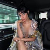 Sebagai tamu A-list, Camila Cabello mengenakan salah satu gaun rancangan desainer asal Belanda tersebut. Gaun transparan dengan efek warna hologram ini merefleksikan keindahan kupu-kupu. Foto: Instagram/@camila_cabello @irisvanherpen