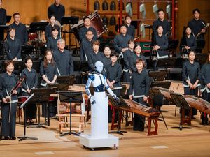 Canggih! Aksi Robot Android Pimpin Pertunjukan Orkestra di Seoul