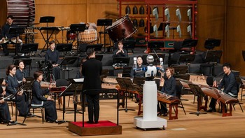 Robot humanoid memandu tiga dari lima bagian yang dipamerkan pada Jumat malam, termasuk satu yang dilakukan bersama dengan Choi.  