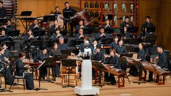 Robot dua lengan, yang dirancang oleh Institut Teknologi Industri Korea, memulai debutnya di Teater Nasional Korea, memimpin musisi di orkestra nasional negara tersebut.  