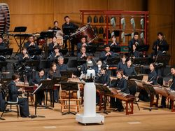 Canggih! Aksi Robot Android Pimpin Pertunjukan Orkestra di Seoul