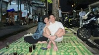 Citra Kirana dan Rezky Aditya kerap membagikan kemesraan mereka di media sosial. Keduanya sering kulineran. Salah satunya ini, saat mereka makan di lesehan. Foto: Instagram @citraciki