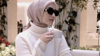 Selain teh, wanita kelahiran 1994 ini juga sempat ngopi cantik di salah satu kafe di Swiss. Foto: Instagram @citraciki