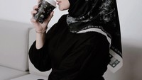 Meski tidak begitu suka kopi, pemain sinetron Tukang Bubur Naik Haji itu beberapa kali mencoba minuman kopi. Foto: Instagram @citraciki