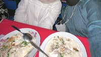 Citra Kirana tak hanya sering kulineran bareng suami, tetapi ia juga suka makan bareng temannya. Seperti ini ketika ia dan temannya makan bakmi Jawa. Foto: Instagram @citraciki