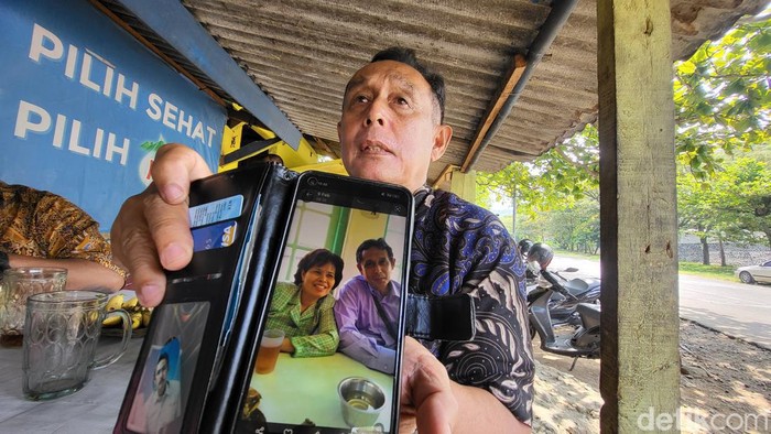 Costantinus menunjukan foto almarhumah sang istri