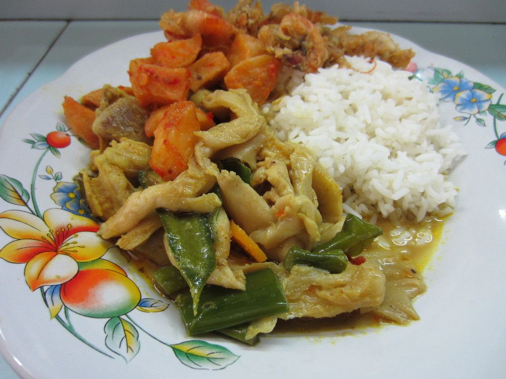 Cuma Mampu Beli Nasi dan Kuah, Satpam Ini Ditraktir Orang Baik