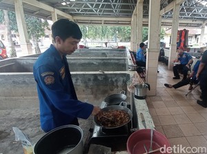 Tak Punya Kantor, Damkar Kota Tasikmalaya Siaga di Kolam Ikan