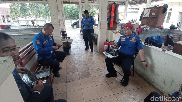 Damkar Kota Tasikmalaya siaga di depo kolam ikan, karena tak punya kantor yang representatif