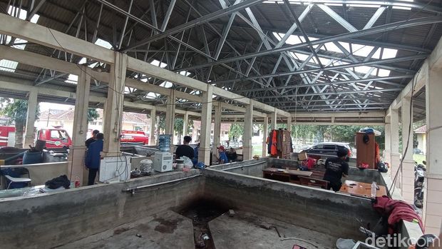 Damkar Kota Tasikmalaya siaga di depo kolam ikan, karena tak punya kantor yang representatif