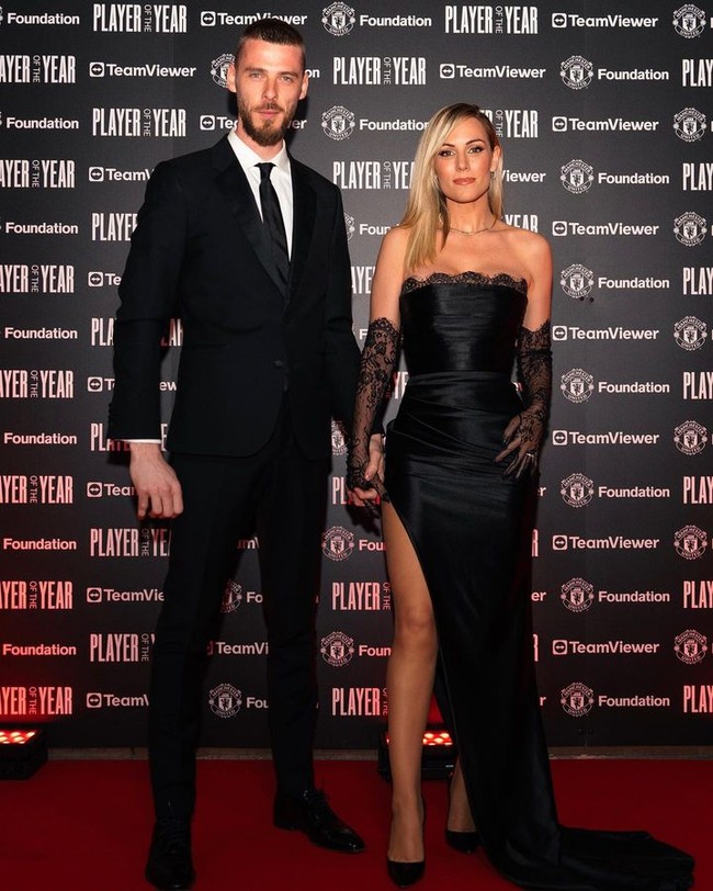 Meski bukan jadi masalah bagi keduanya, banyak fans yang mengkritik komentar ucapan selamat yang ditulis akun Instagram Manchester United. Sejumlah orang menilai jika MU tidak bersikap sensitif karena baru saja melepas kiper yang telah bersama mereka selama 12 tahun.  Foto: Instagram