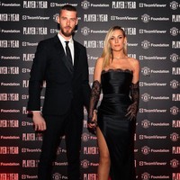 Meski bukan jadi masalah bagi keduanya, banyak fans yang mengkritik komentar ucapan selamat yang ditulis akun Instagram Manchester United. Sejumlah orang menilai jika MU tidak bersikap sensitif karena baru saja melepas kiper yang telah bersama mereka selama 12 tahun.  Foto: Instagram