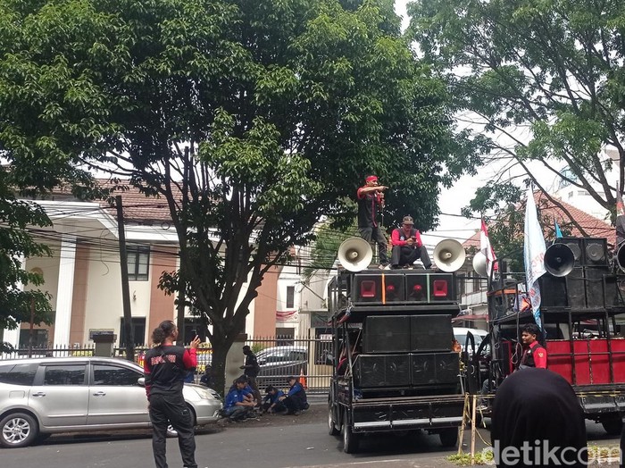 Demo buruh depan PTUN Bandung.
