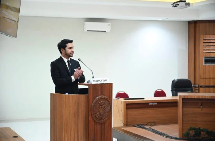 Dharma, Ahli Hukum Termuda di Unair