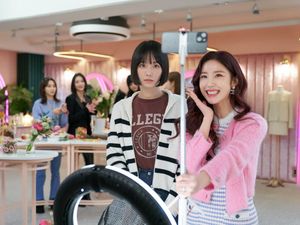 Review Celebrity: Kisah Gelap Tentang Para Influencer