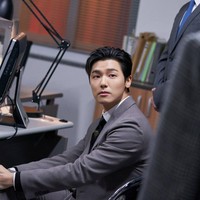 Dalam drama Korea Celebrity, Kang Min Hyuk dipasangkan dengan Park Gyu Young. Aktris yang tengah naik daun dan akan membintangi season kedua Squid Game. Foto: dok. Netflix