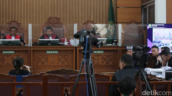 Mantan kekasih Mario Dandy, Anastasia Pretya Amanda menghadiri sidang kasus penganiayaan terhadap David Ozora. Ia duduk di kursi roda untuk menjadi saksi sidang di PN Jakarta Selatan.