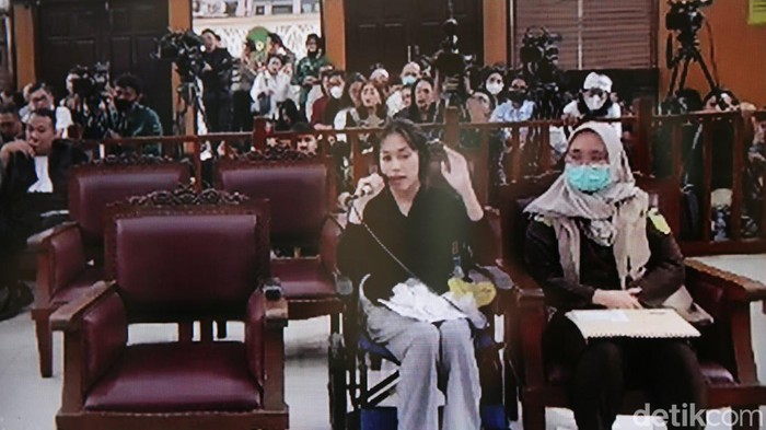 Mantan kekasih Mario Dandy, Anastasia Pretya Amanda menghadiri sidang kasus penganiayaan terhadap David Ozora. Ia duduk di kursi roda untuk menjadi saksi sidang di PN Jakarta Selatan.