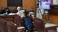 Jaksa kembali mencecar Amanda soal apa isi pembicaraan dirinya dengan Mario. Amanda kemudian mengaku mereka membahas soal AG.