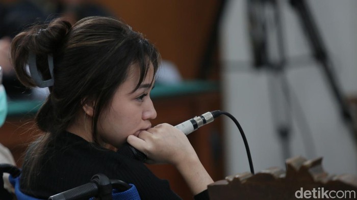 Mantan kekasih Mario Dandy, Anastasia Pretya Amanda menghadiri sidang kasus penganiayaan terhadap David Ozora. Ia duduk di kursi roda untuk menjadi saksi sidang di PN Jakarta Selatan.