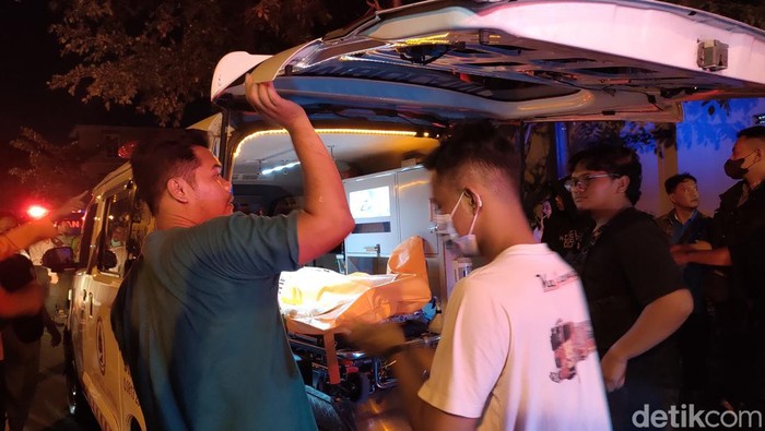 Evakuasi mayat yang ditemukan dalam mobil yang terparkir di Jalan Juanda Solo, Selasa (4/7/2023).