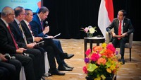 Jokowi mengajak pengusaha untuk ikut serta dalam proyek-proyek yang ditawarkan Indonesia.  