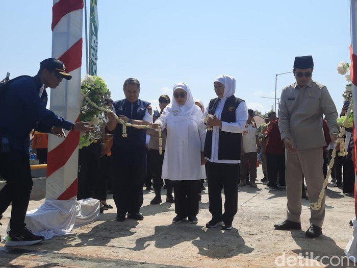 Gubernur Khofifah meresmikan dua pelabuhan sekaligus di Kabupaten Sumenep