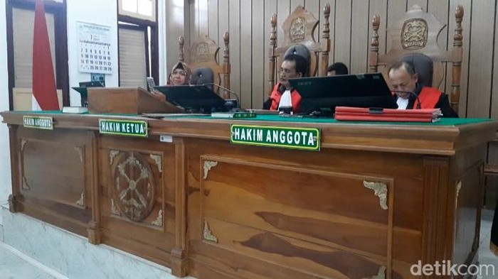 Hakim Zufida (kiri) membacakan vonis terdakwa Indra Saputra di PN Medan.