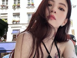 7 Gaya Han So Hee Pamer Tato Baru di Leher dan Dada, Bikin Fans Flashback